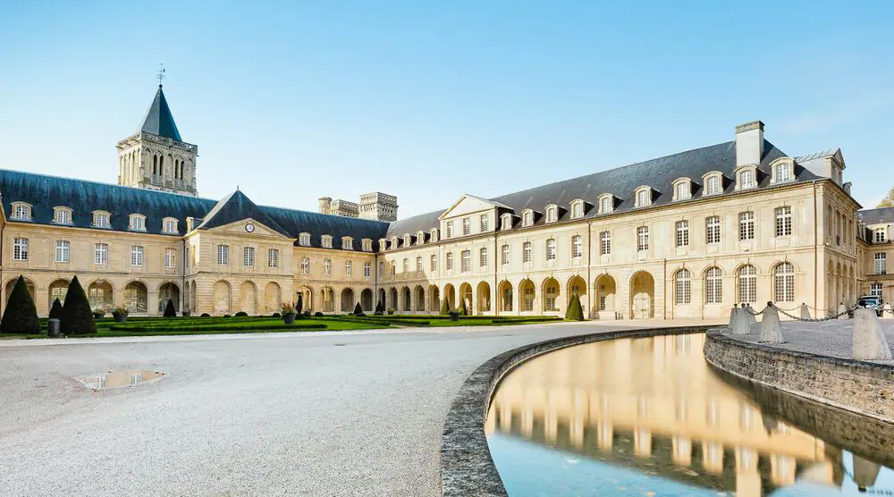 Entdecken Sie die Abbaye aux Dames, ein historisches Meisterwerk in Caen, voller Ruhe und Kultur. Entdecken Sie seine bemerkenswerte Architektur und sein reiches Erbe, indem Sie diesen symbolträchtigen Ort der normannischen Geschichte besuchen.