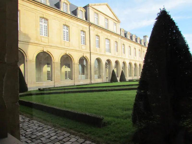 Entdecken Sie die Abbaye aux Dames, ein Juwel mittelalterlicher Architektur in Caen. Tauchen Sie ein in seine faszinierende Geschichte, bewundern Sie die prächtigen Klöster und die Kirche und lassen Sie sich von den Konzerten und kulturellen Veranstaltungen verführen, die diesen einzigartigen Ort zum Leben erwecken.