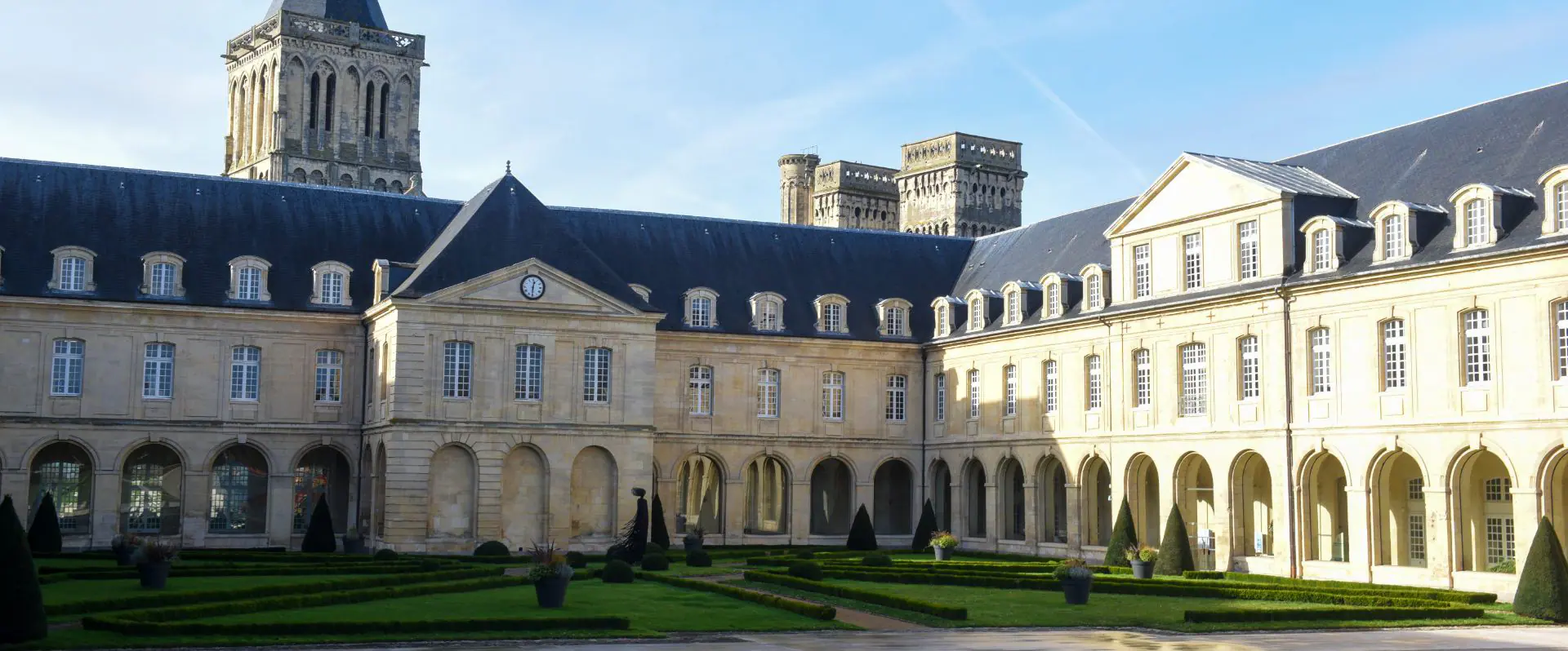 Entdecken Sie die Abbaye aux Dames, ein Juwel mittelalterlicher Architektur in Caen, Normandie. Tauchen Sie ein in die faszinierende Geschichte dieses ikonischen Gebäudes, sein kulturelles und künstlerisches Erbe und die dort stattfindenden Aktivitäten. Ein unverzichtbarer Ort für Liebhaber von Geschichte und schönen Steinen.