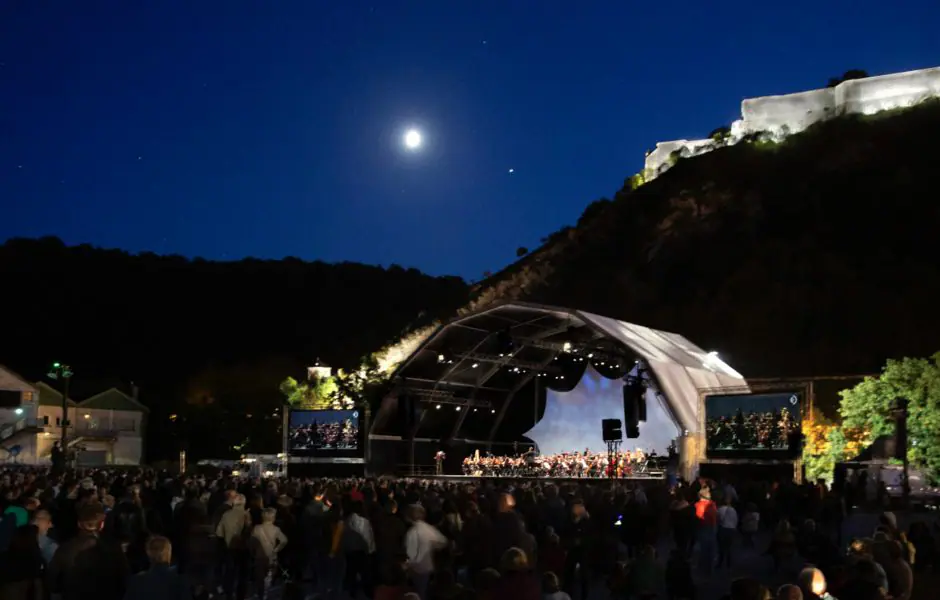 upptäck musikfestivalen besançon, ett evenemang som du inte får missa som hyllar musikalisk mångfald. njut av fängslande konserter, begåvade artister och en festlig atmosfär i denna magnifika stad, samtidigt som du fördjupar dig i världen av samtida och klassisk musik.