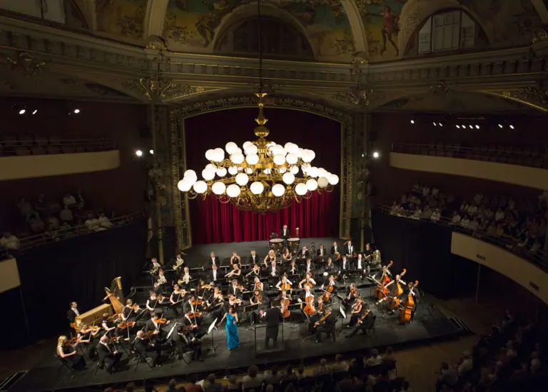 upptäck musikfestivalen besançon, ett evenemang som du inte får missa som hyllar musikalisk mångfald med liveframträdanden av begåvade artister, varierad underhållning och en festlig atmosfär. följ med oss ​​för att uppleva oförglömliga stunder i hjärtat av denna vackra stad!