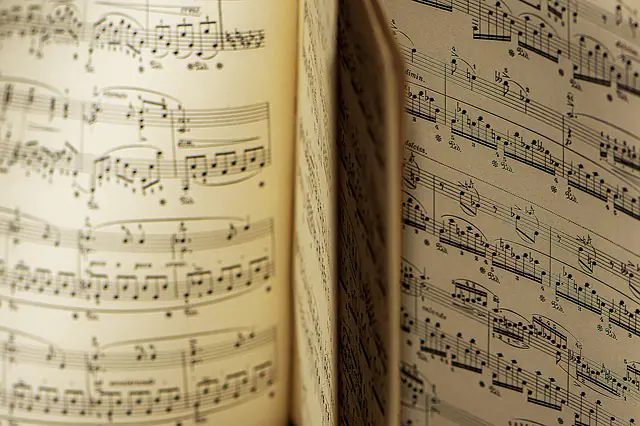 découvrez comment lire une partition musicale facilement grâce à nos conseils pratiques, tutoriels et ressources pédagogiques pour débutants et musiciens confirmés.