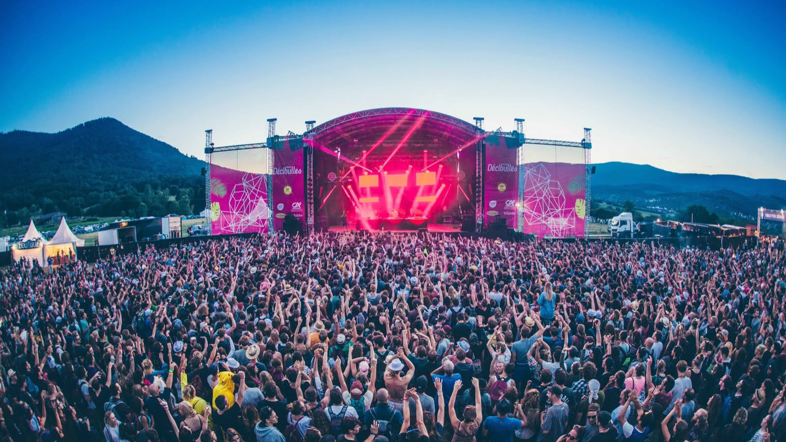 découvrez l'effervescence d'un festival de musique unique qui célèbre la diversité des genres et des artistes. rejoignez-nous pour des performances envoûtantes, une atmosphère conviviale et des moments inoubliables. plongez dans l'univers musical et partagez des souvenirs mémorables avec des passionnés de tous horizons.